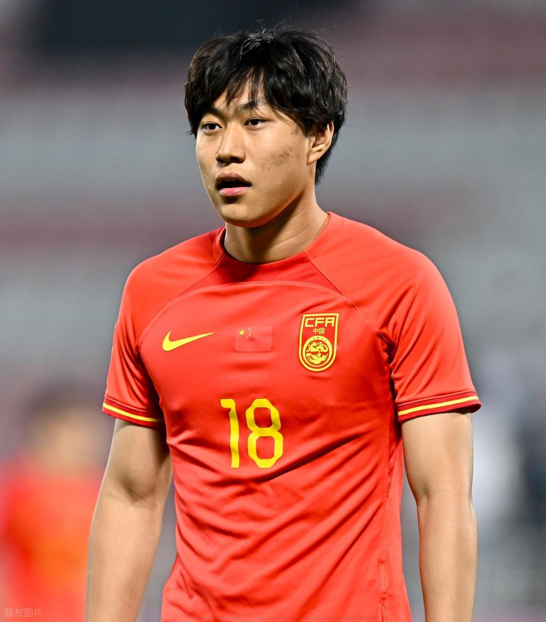 b体育官网-邝兆镭入选一线队?新赛季号码官宣,定位替补,即将迎来首秀